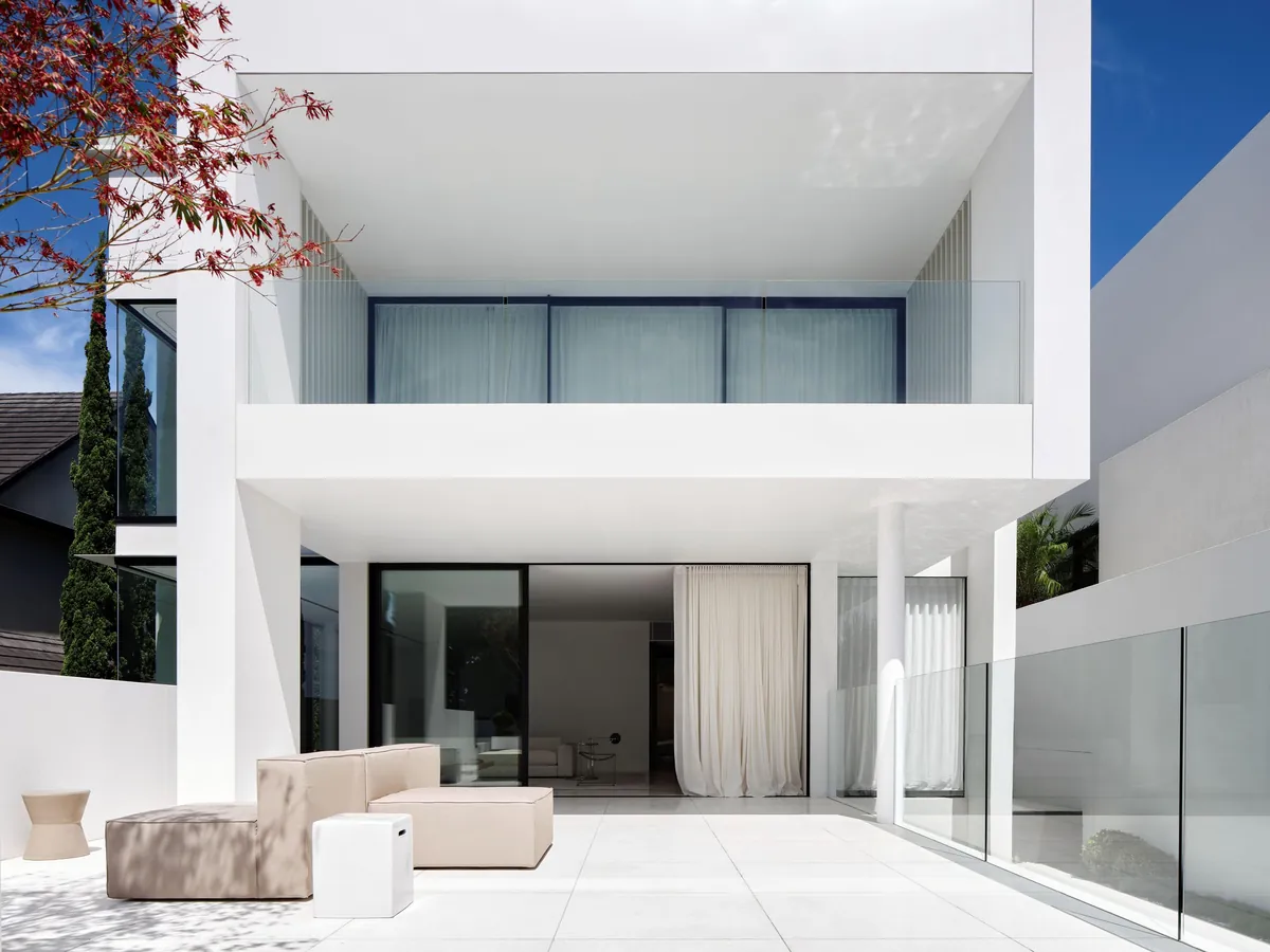 Arquitectura minimalista blanca