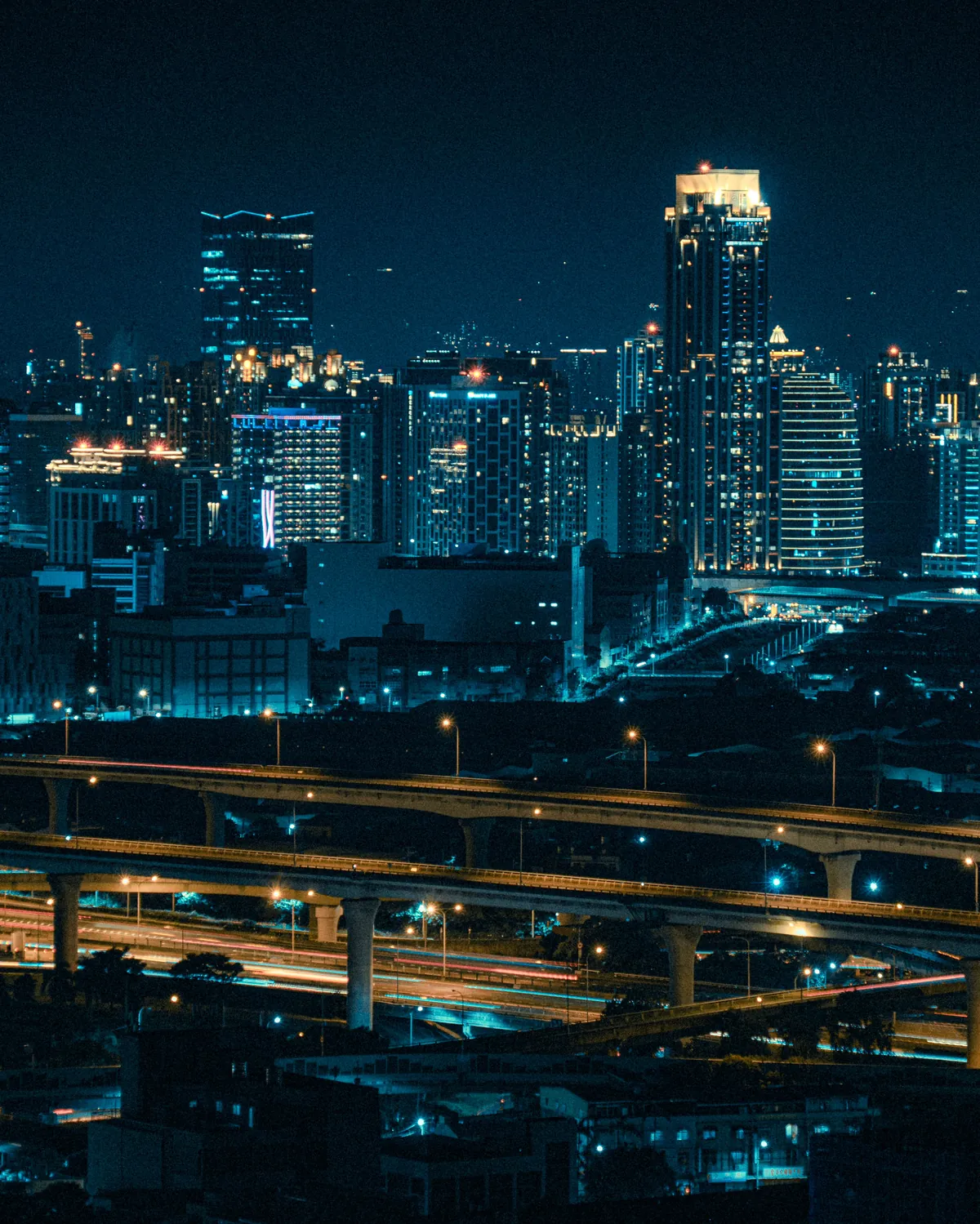 Skyline de ciudad de noche