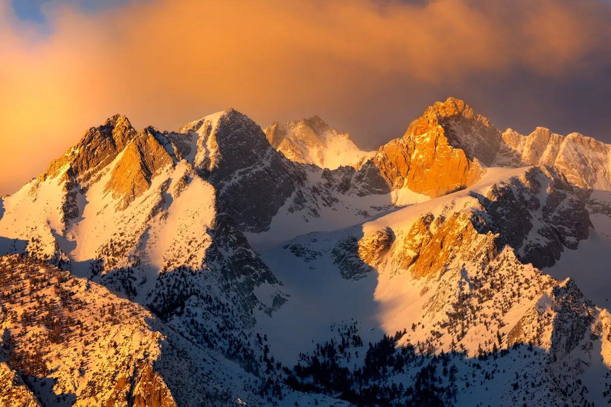 Montañas nevadas al amanecer